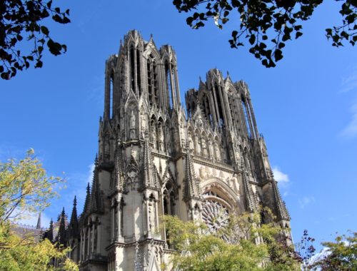 Front view of the Cathédrale Notre-Dame de Reims.