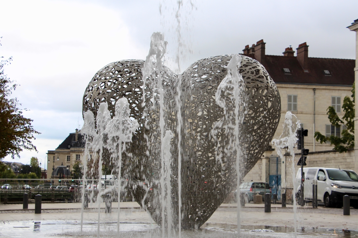 Cœur de Troyes with fountain.