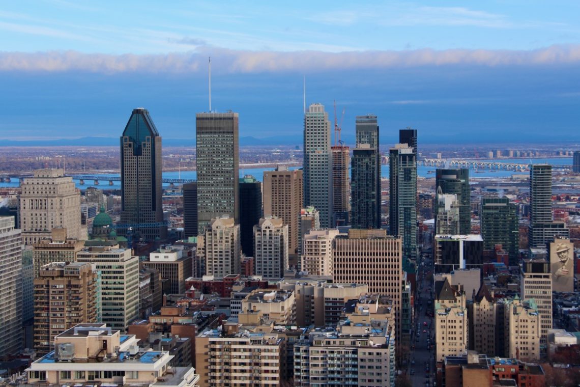 A view of Québec city with a blue sky in the background.