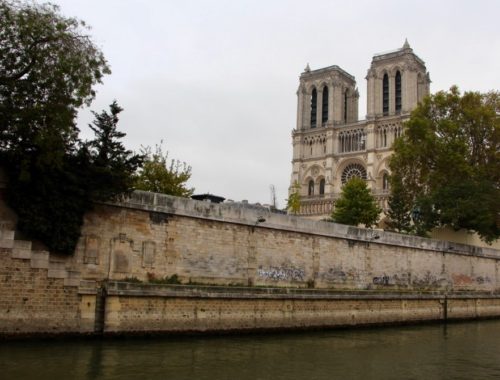 Notre Dame de Paris seen from the banks of the Seine.