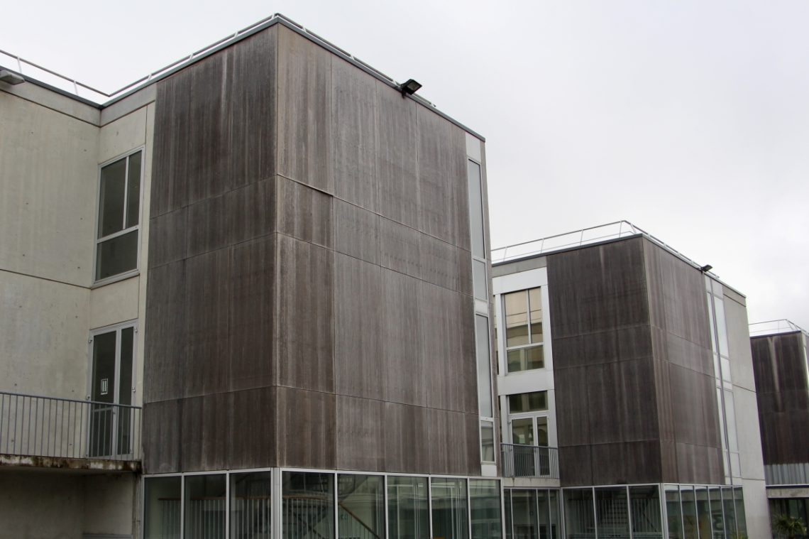 A building on the Université de Reims Croix-Rouge Campus.
