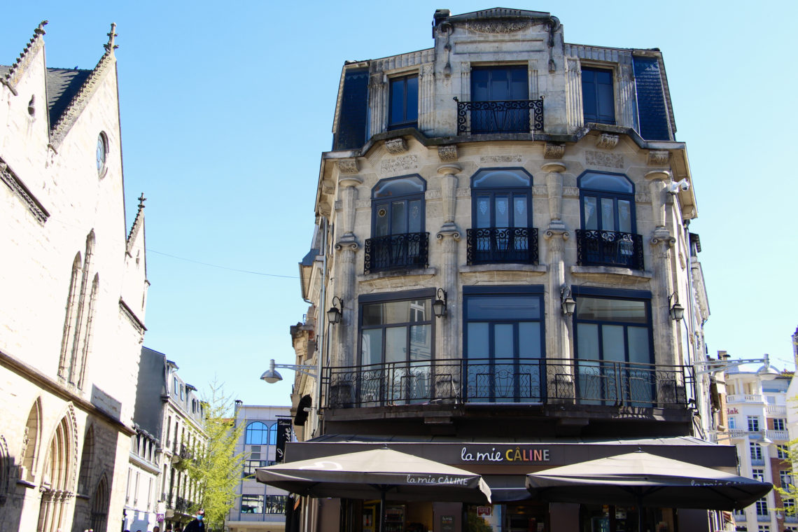 La Mie Câline restaurant with a blue sky.