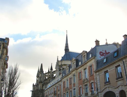 A street view of buildings and the Cathédrale de Reims.