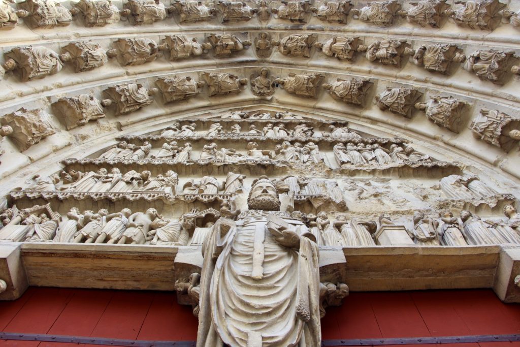 A close-up shot of the carved statues on the Cathédrale Notre-Dame de Reims.