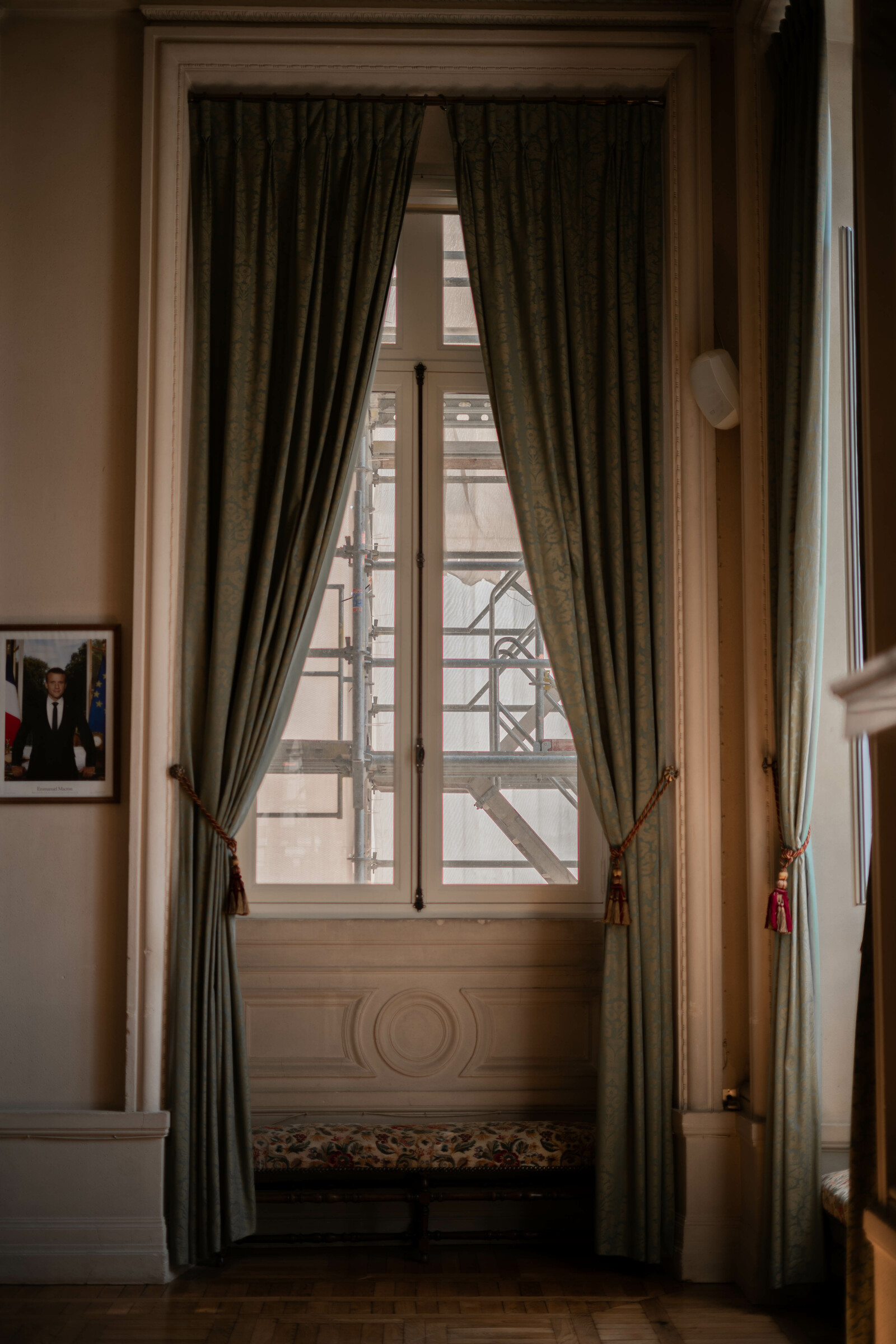 A window in the Hôtel de ville de Reims.