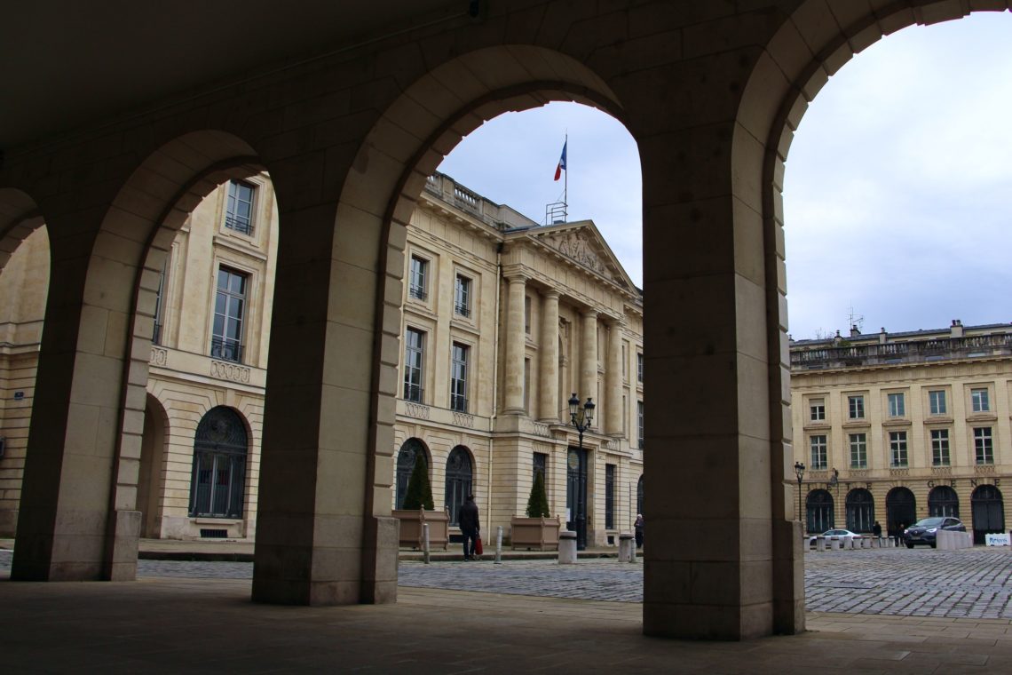 A view of the Sous-Préfecture de Reims through arches.