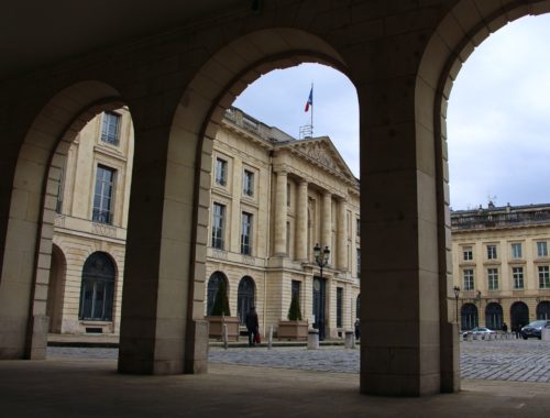 A view of the Sous-Préfecture de Reims through arches.